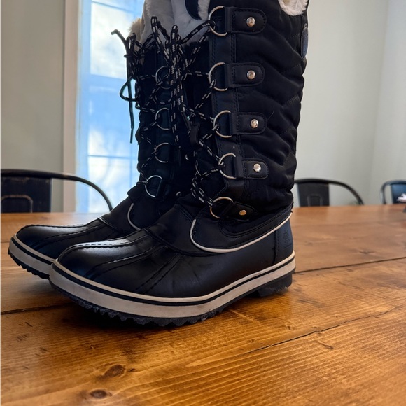 Global Win Black Winter Boots with White Fur Lining - Picture 3 of 3